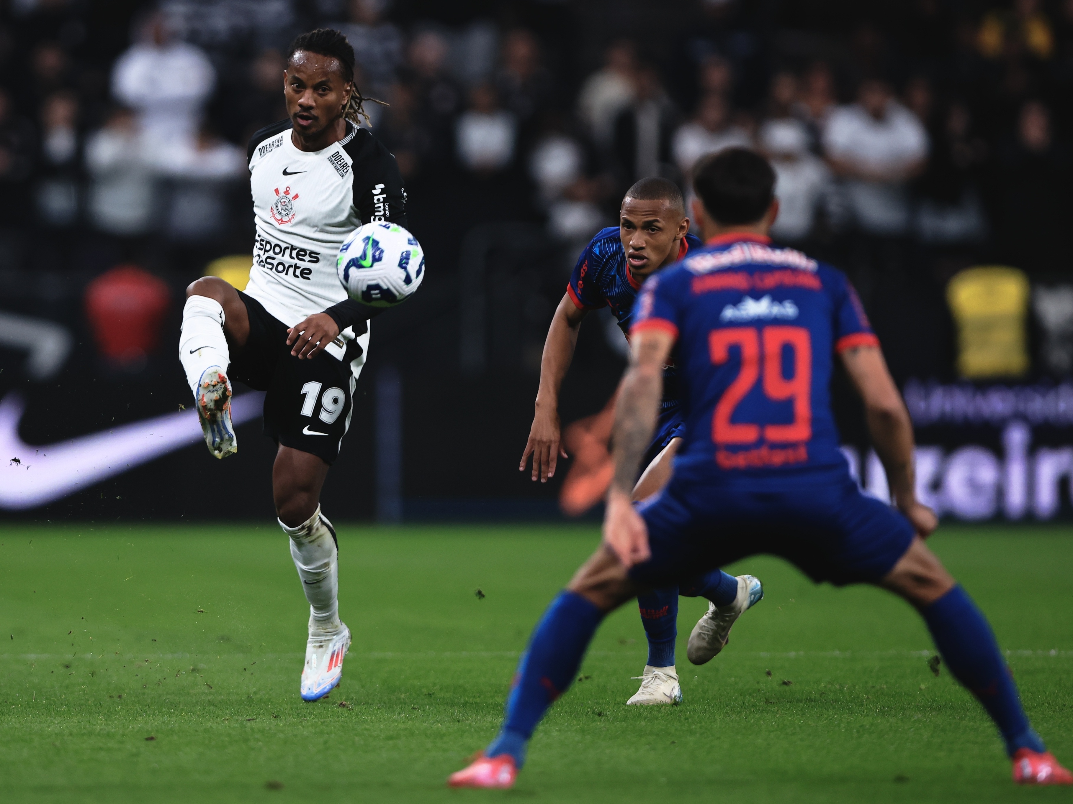 Bragantino derrota Corinthians e se aproxima da liderança do campeonato Andre Carrillo tenta jogada na partida entre Corinthians e Red Bull Bragantino pelo Campeonato Brasileiro 2025 (Foto: Ettore Chiereguini/AGIF)