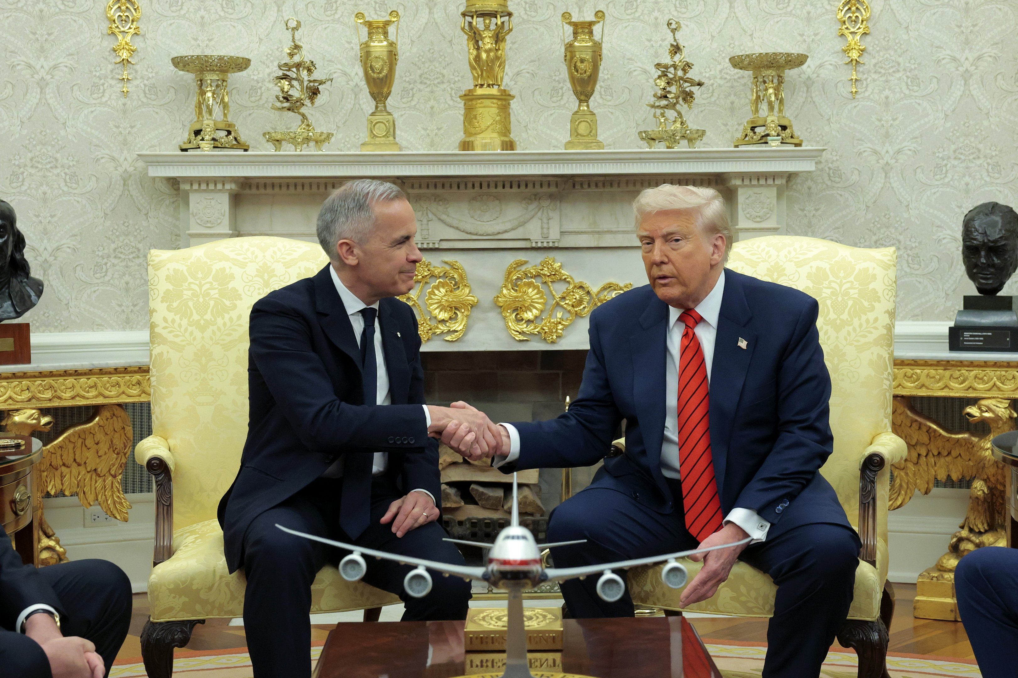 Trump encerra negociações com Canadá e ameaça tarifas comerciais na próxima semana Donald Trump, presidente dos Estados Unidos, ao lado do premiê canadense, Mark Carney, na Casa Branca, em Washington (Foto: Anna Moneymaker/Getty Images)