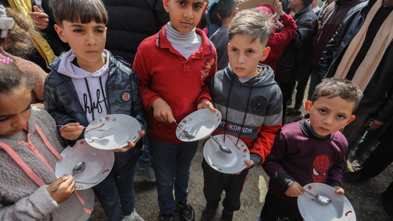 Cinco pessoas morrem de fome em Gaza enquanto Israel envia alimentos à região Desnutrição já provocou 130 mortes em meio à escassez de ajuda humanitária (Foto: Ahmad Hasaballah/Getty Images)