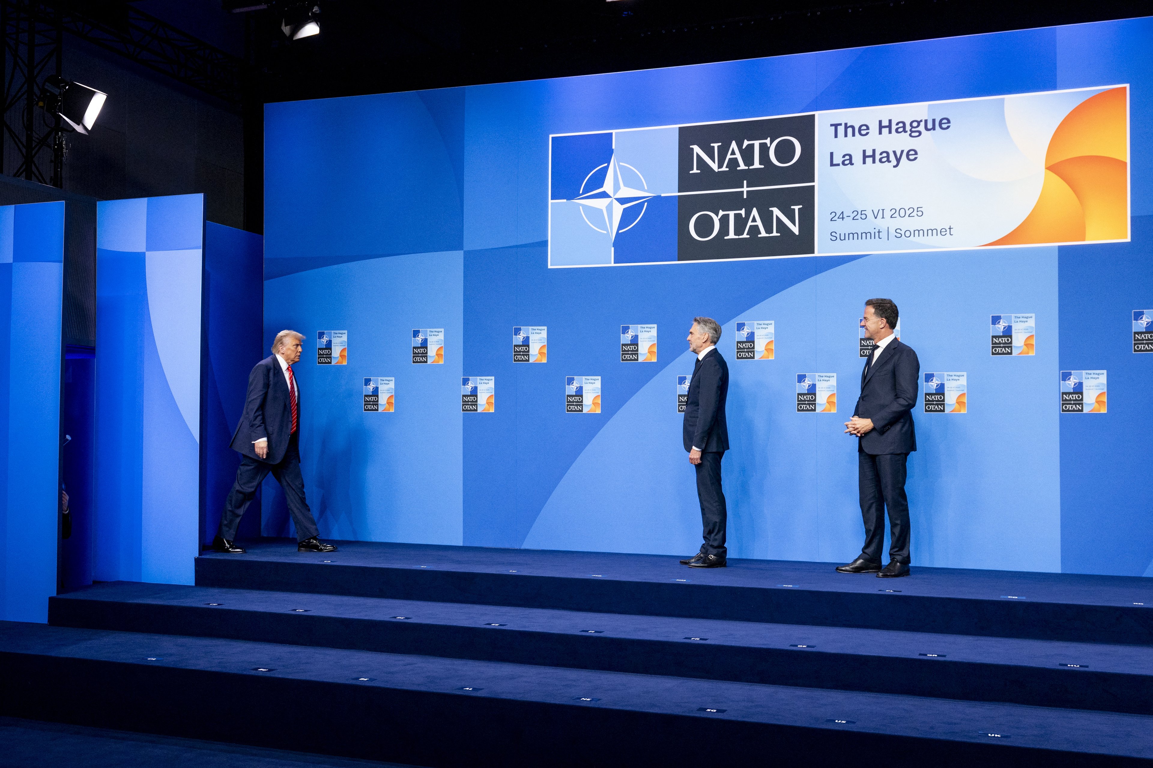 Bolsas operam em compasso de espera por cessar-fogo no Oriente Médio e decisões do Fed Trump (presidente dos EUA) é recebido por Mark Rutte (secretário-geral da Otan) e Dick Schoof (primeiro-ministro da Holanda): ações de defesa sobem após Otan sinalizar aumento de gastos militares (Foto: Koen van Weel / ANP/AFP)