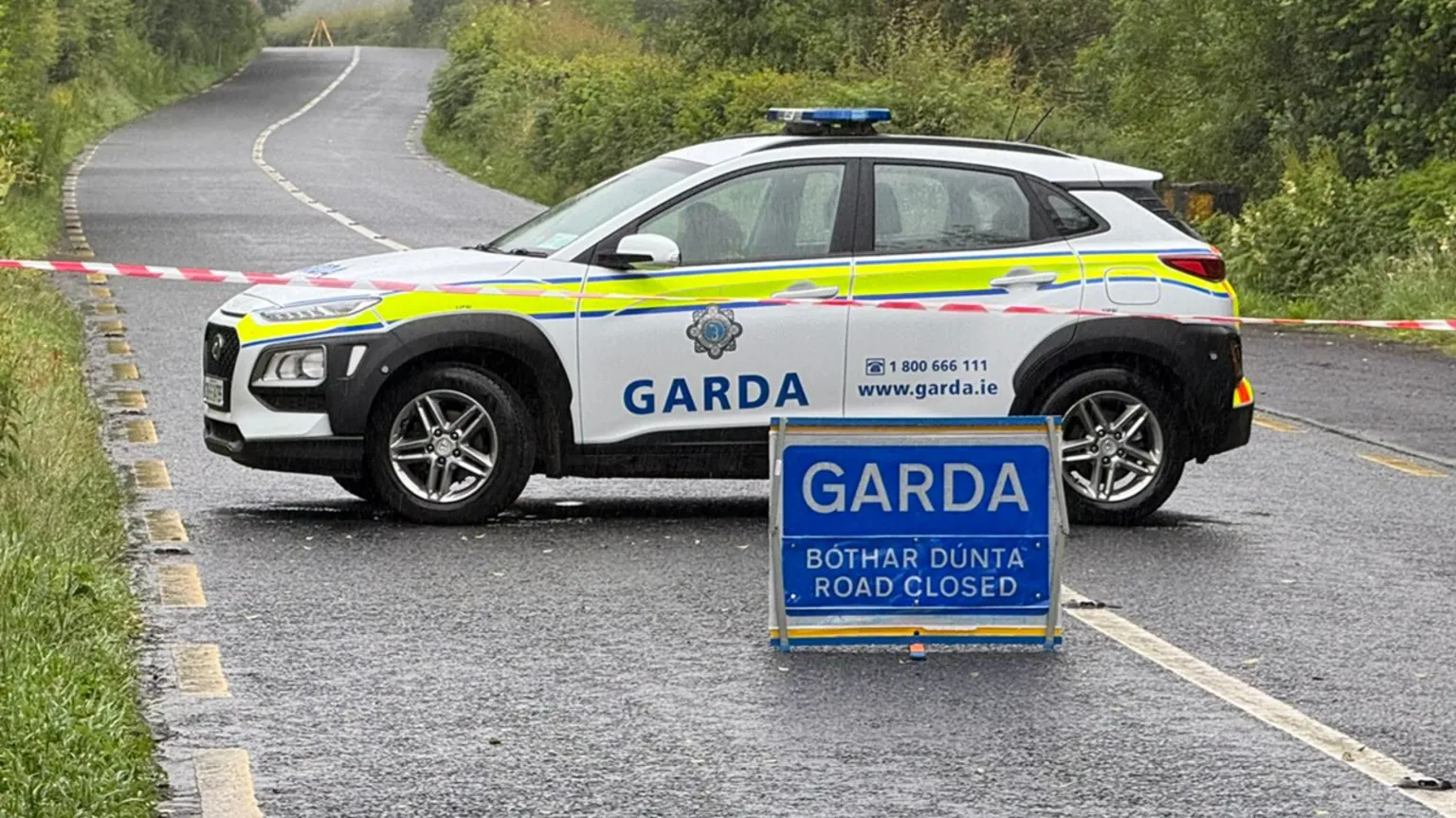 Mãe e filha são identificadas após tragédia em County Donegal Cena do acidente perto de Carndonagh (Foto: BBC)