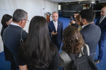 Bolsonaristas deixam plenário do Senado após acordo com Alcolumbre e partidos Líder da oposição no Senado Federal, Rogério Marinho (PL-RN), fala a jornalistas. (Foto: Andressa Anholete/Agência Senado)