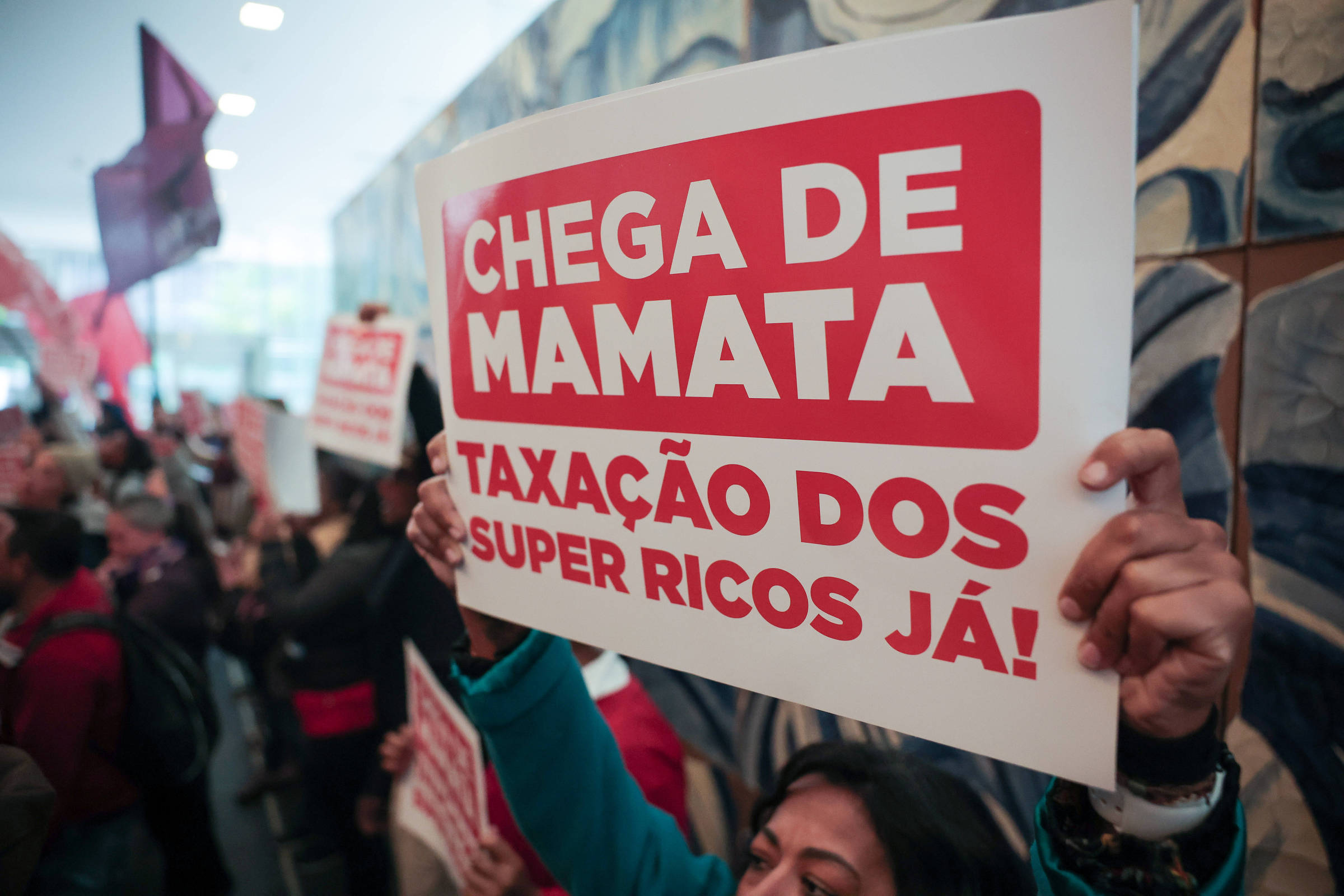 Protesto no prédio do Itaú, na avenida Faria Lima, pela taxação dos super-ricos (Foto: Danilo Verpa - 3.jul.25/Folhapress)