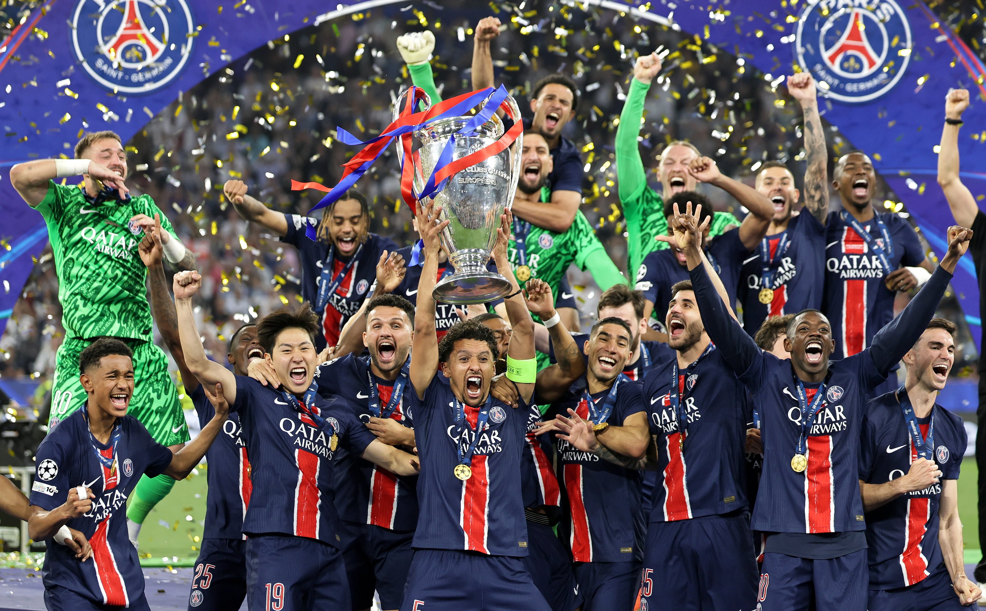 Bilionários investem em Chelsea e PSG durante Mundial de Clubes Capitão do PSG, Marquinhos levanta o troféu após a equipe vencer a final da UEFA Champions League entre Paris Saint-Germain e Internazionale Milano em Munique, Alemanha, em 31 de maio de 2025. O PSG venceu por 5 a 0. (Foto: EFE/EPA/RONALD WITTEK)
