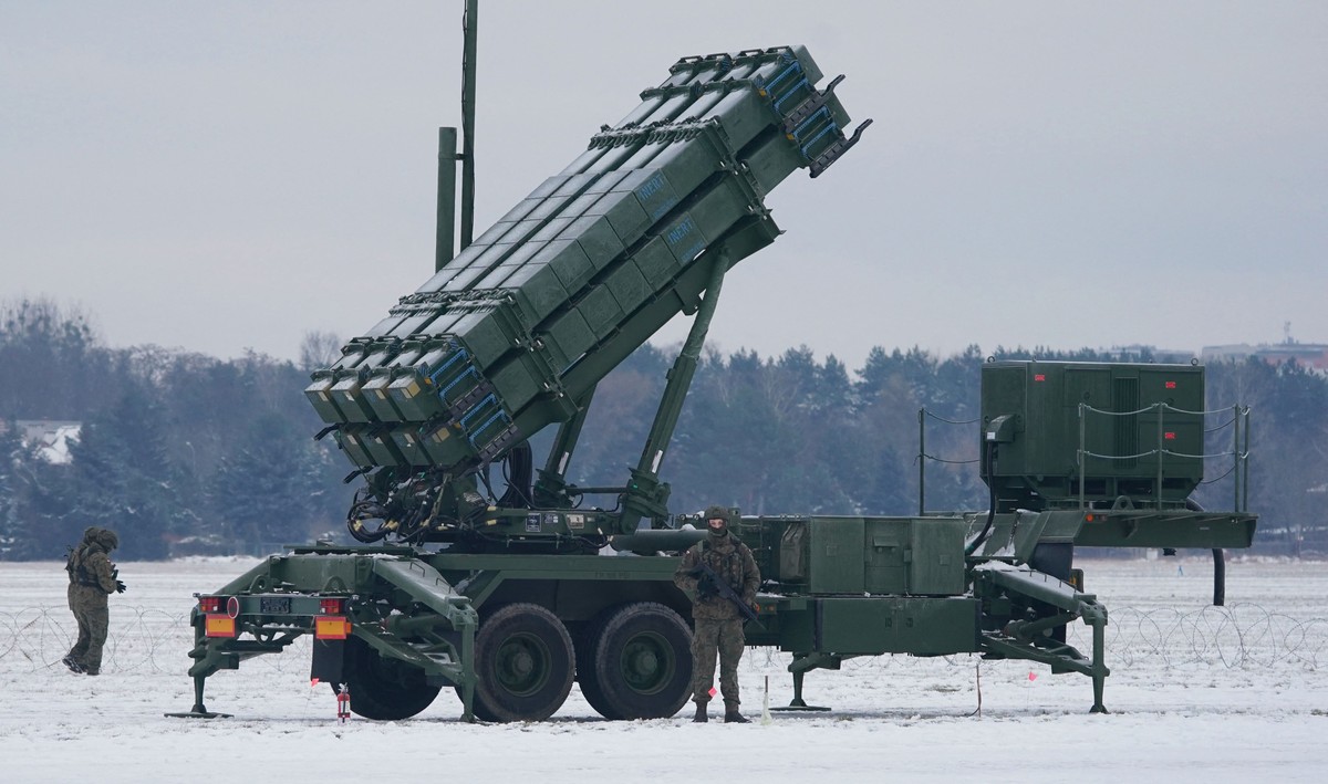 Ucrânia adota sistema de mísseis Patriot para reforçar sua defesa nacional Sistema de defesa aéreo Patriot, de fabricação americana, durante exercício militar na Polônia (Foto: JANEK SKARZYNSKI/AFP)