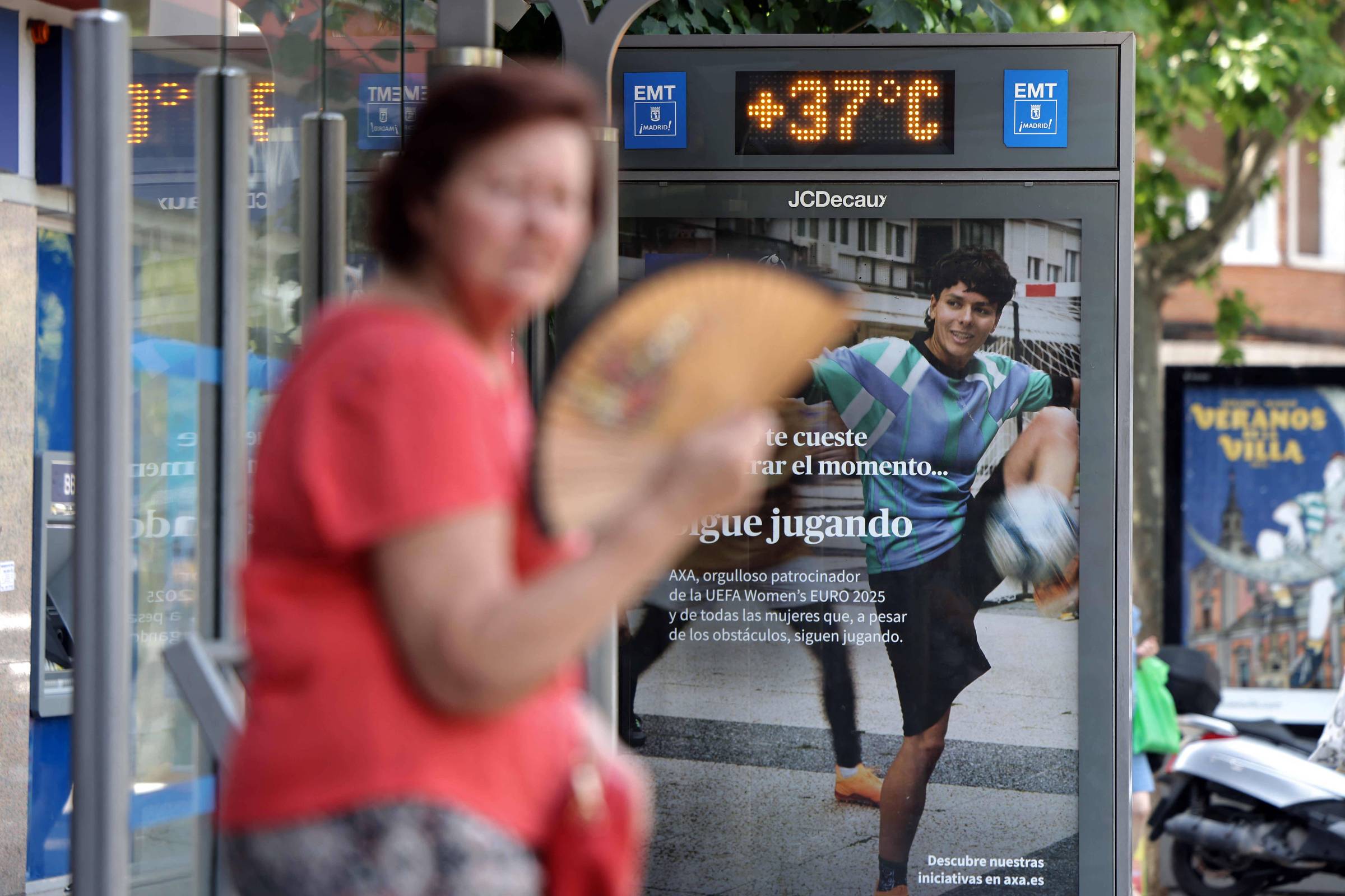 Ondas de calor provocam 1.180 mortes na Espanha em dois meses, revela ministério Mulher se refresca com leque durante onda de calor em Madri, Espanha (Foto: Thomas Coex - 1.jul.25/AFP)