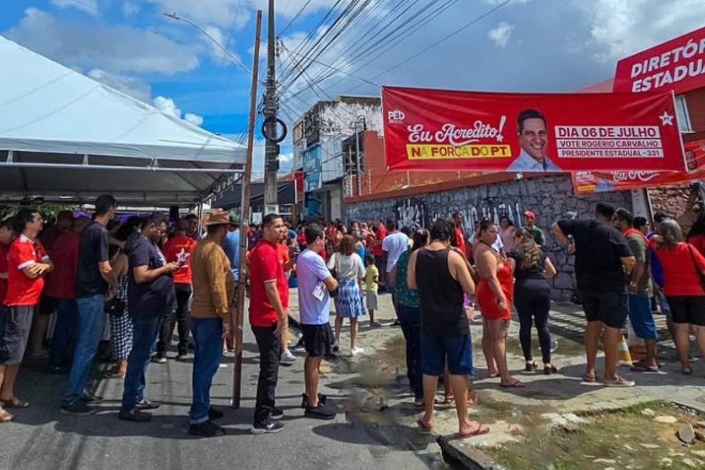 Militante agride mulher durante eleição do diretório do PT em Sergipe Eleição interna do Partido dos Trabalhadores (PT), realizada na tarde deste domingo (6), na sede da sigla (Foto: Reprodução/@senadorrogerio no Instagram)