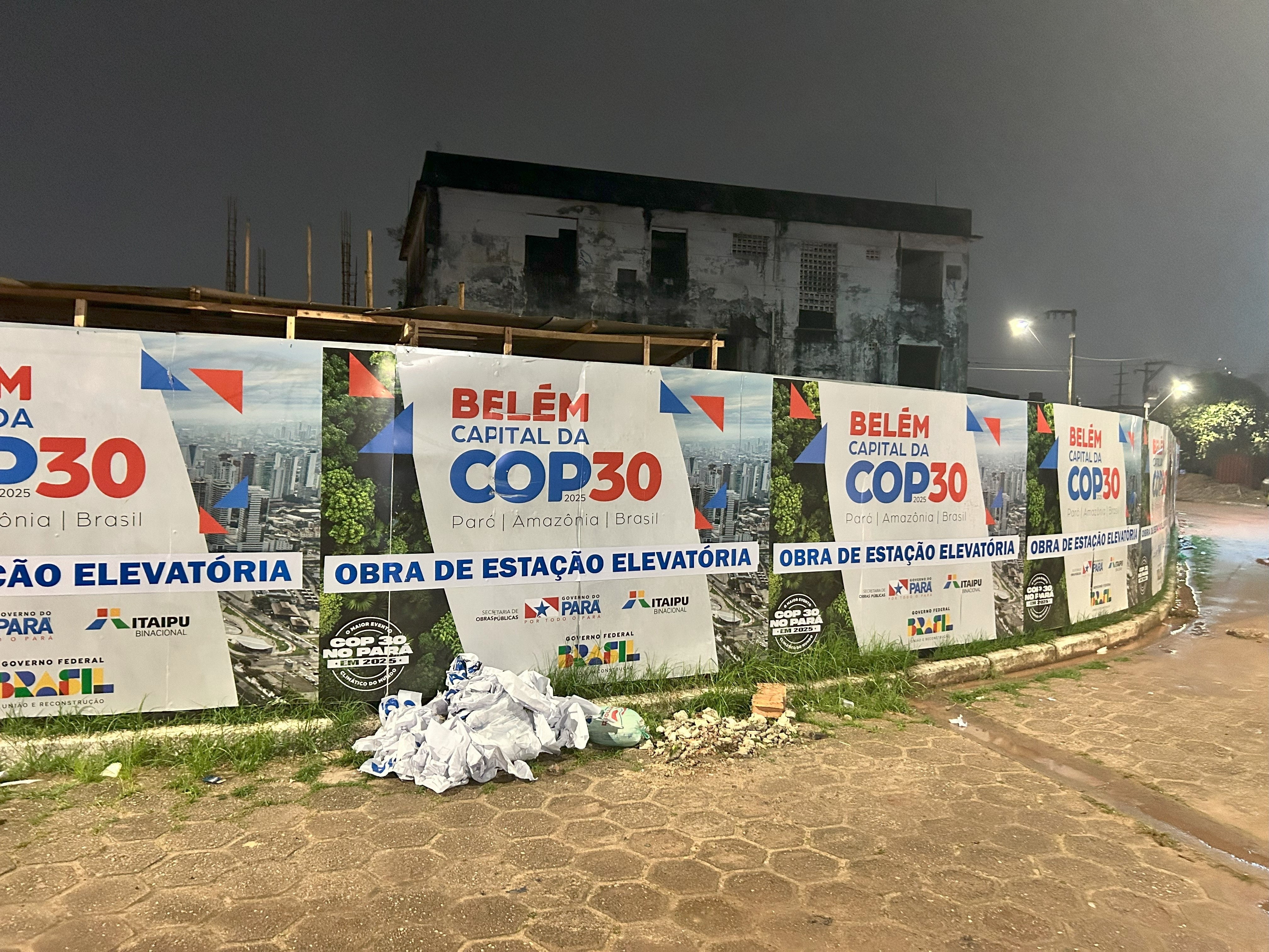 Tapume mostra futura estação de esgoto para a COP30 na Vila da Barca, em Belém, comunidade que não tem saneamento básico (Foto: Lucas Borges Teixeira/UOL)