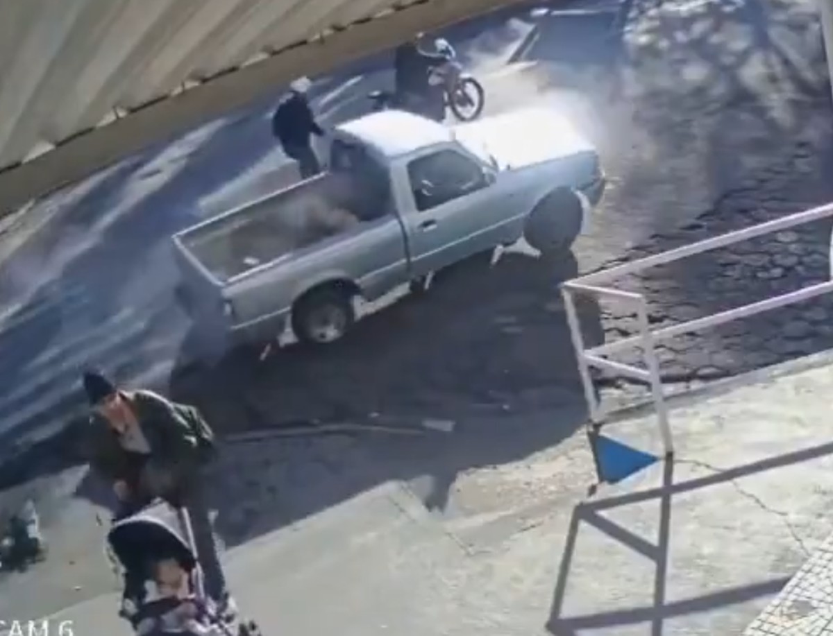 Casal é assassinado em Mangaratiba durante ataque ligado ao tráfico de drogas Casal foi morto em rua movimentada, próximo à lanchonete (Foto: Reprodução)