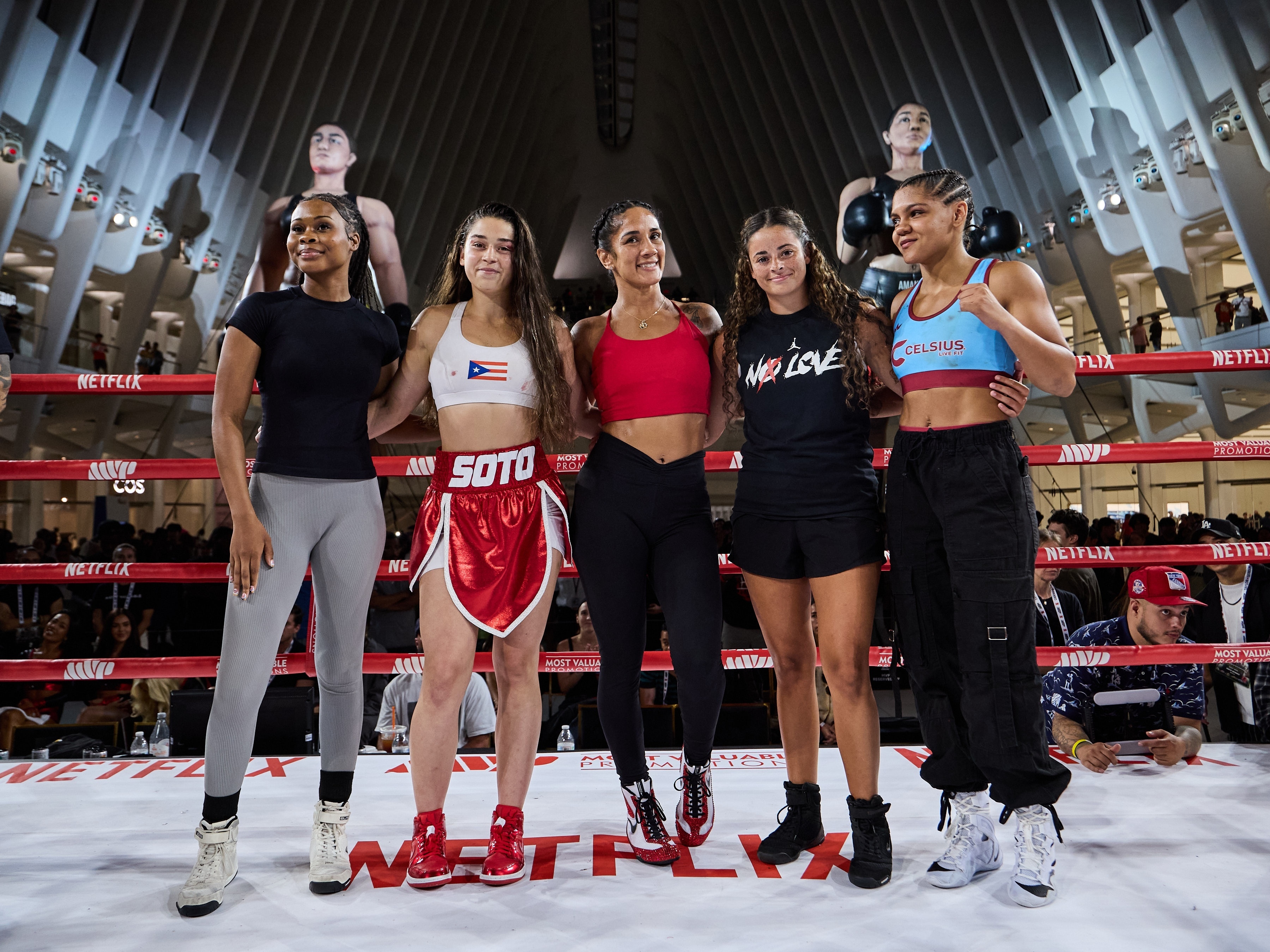 Lutadoras de boxe transformam trajetória e inspiram nova geração de atletas Amanda Serrano posa com promessas do boxe em treino aberto em Nova York (Foto: Esther Lin/Most Valuable Promotions)