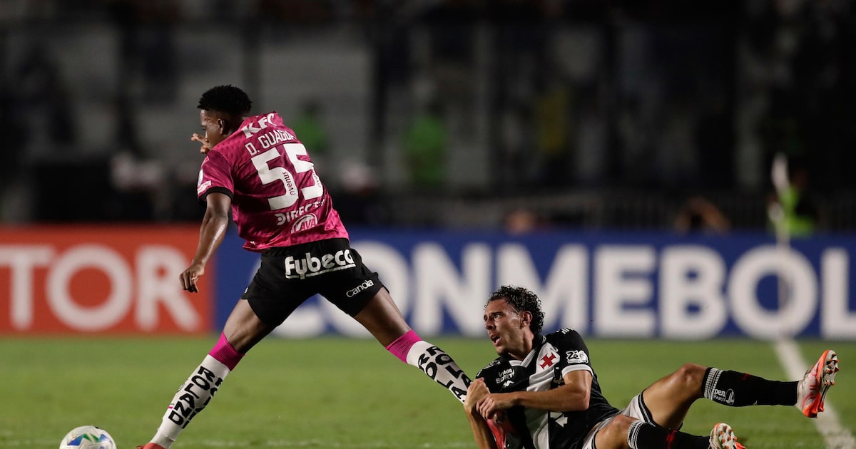 Vasco não conseguiu reverter goleada sofrida no Equador e agravou crise vivida pelo clube. (Foto: Bruna Prado/AP)