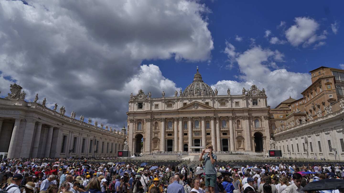 Fiéis aguardam o início da oração do Angelus ao meio-dia do Papa Leão XIV na Praça de São Pedro, no Vaticano, no domingo, 27 de julho de 2025. (Foto: Gregorio Borgia)