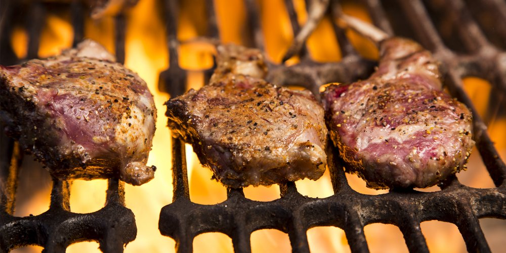 Harmonize vinhos perfeitos com côtes de cordeiro grelhadas no barbecue Harmonize vinhos perfeitos com côtes de cordeiro grelhadas no barbecue