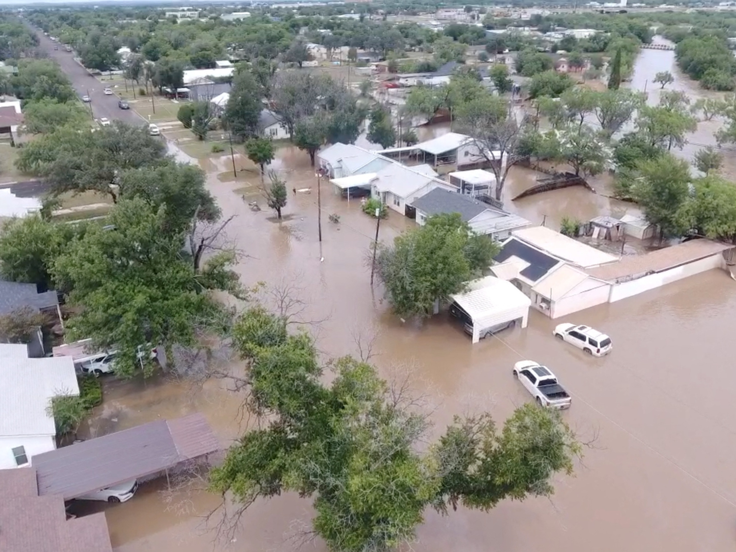 Tempestades devastadoras no Texas deixam dezenas de mortos e desaparecidos Casas e ruas ficaram alagadas após fortes chuvas elevarem o nível do rio Guadalupe, em San Angelo (Texas) (Foto: Patrick Keely/Reuters)