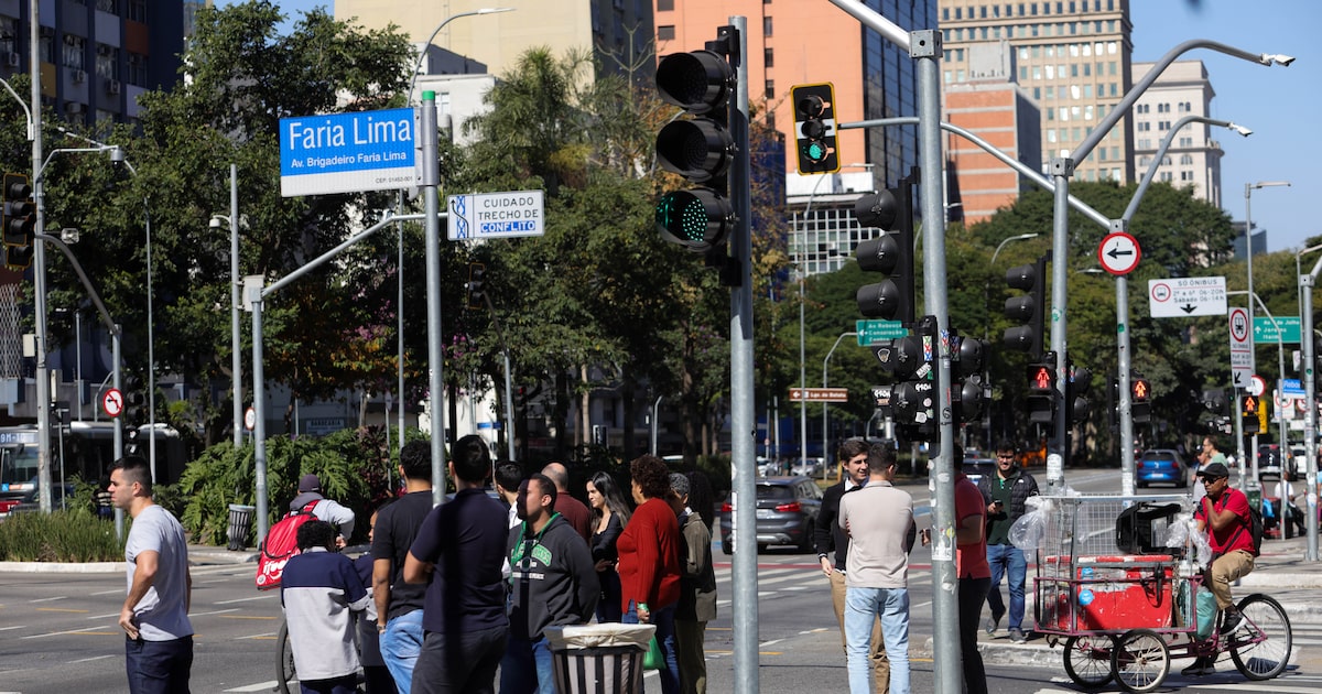 Moradores se unem para protestar contra alterações na Linha 20-Rosa do Metrô Originalmente, a futura estação Teodoro Sampaio ficaria no cruzamento com a Avenida Faria Lima. Mas o Metrô mudou o endereço para esquina entre as ruas Cardeal Arcoverde e Dr. Virgílio de Carvalho Pinto. (Foto: Tiago Queiroz/Estadão)