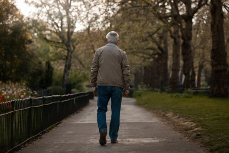 Velocidade inferior a 0,8 metro por segundo ao andar é um sinal de risco de quedas (Foto: Pikisuperstar/Freepik)