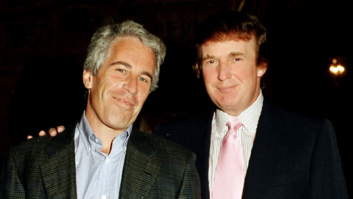 Retrato do financista americano Jeffrey Epstein, à esquerda, e Donald Trump enquanto posam juntos na propriedade Mar-a-Lago em Palm Beach, Flórida, em 1997. (Foto: Davidoff Studios Photography | Archive Photos | Getty Images)