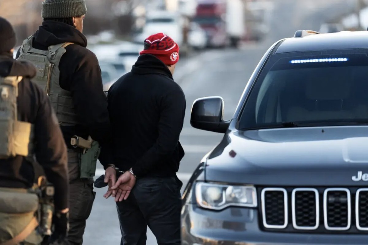 Virgínia se destaca como novo centro de prisões por imigração nos Estados Unidos Agentes de imigração prendem um homem de El Salvador em Herndon, Virgínia, em janeiro (Foto: Josh Morgan/Imagn Images via The New York Times)