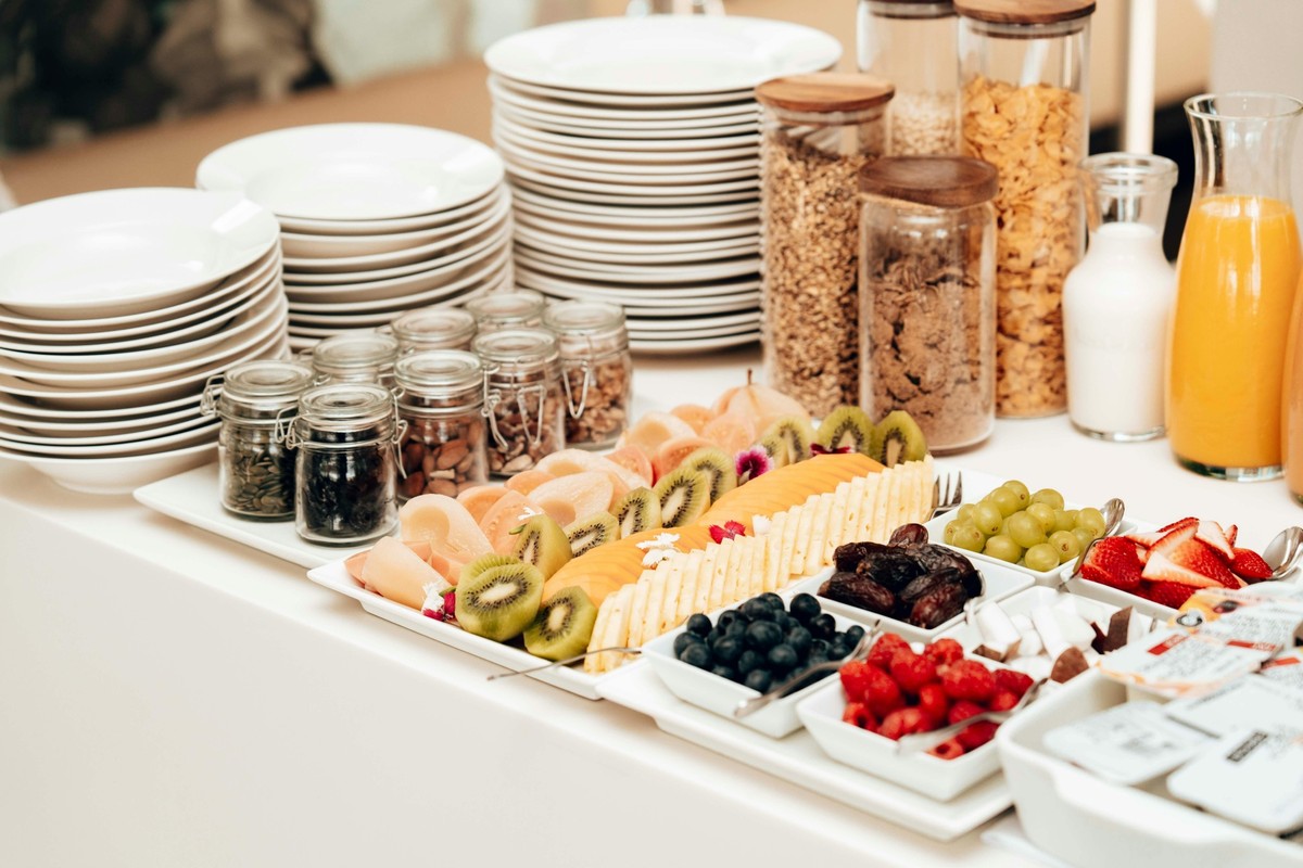 Férias podem ser saudáveis com dicas para manter a dieta em dia Café da manhã de hotel tem muitas opções, mas não precisa vir com descontrole — Foto: Pexels