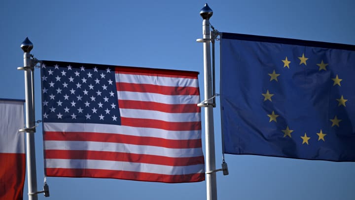 As bandeiras da UE e dos EUA tremulam ao lado do centro militar para a Ucrânia, em Jasionka, no sudeste da Polônia, em 6 de março de 2025. (Foto: Sergei Gapon | Afp | Getty Images)