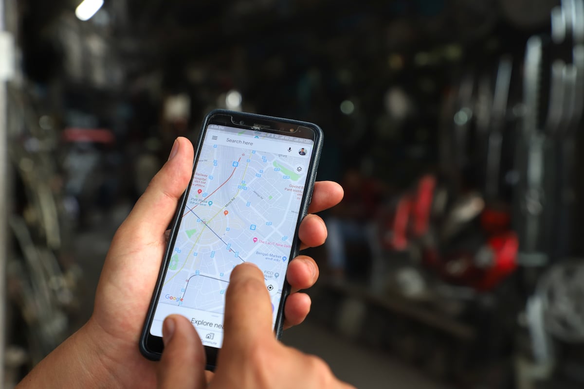 Google Maps se transforma em guia personalizado para suas férias de viagem Um usuário busca como chegar a seu destino utilizando o Google Maps. (Foto: Nasir Kachroo / NurPhoto / Getty Images)