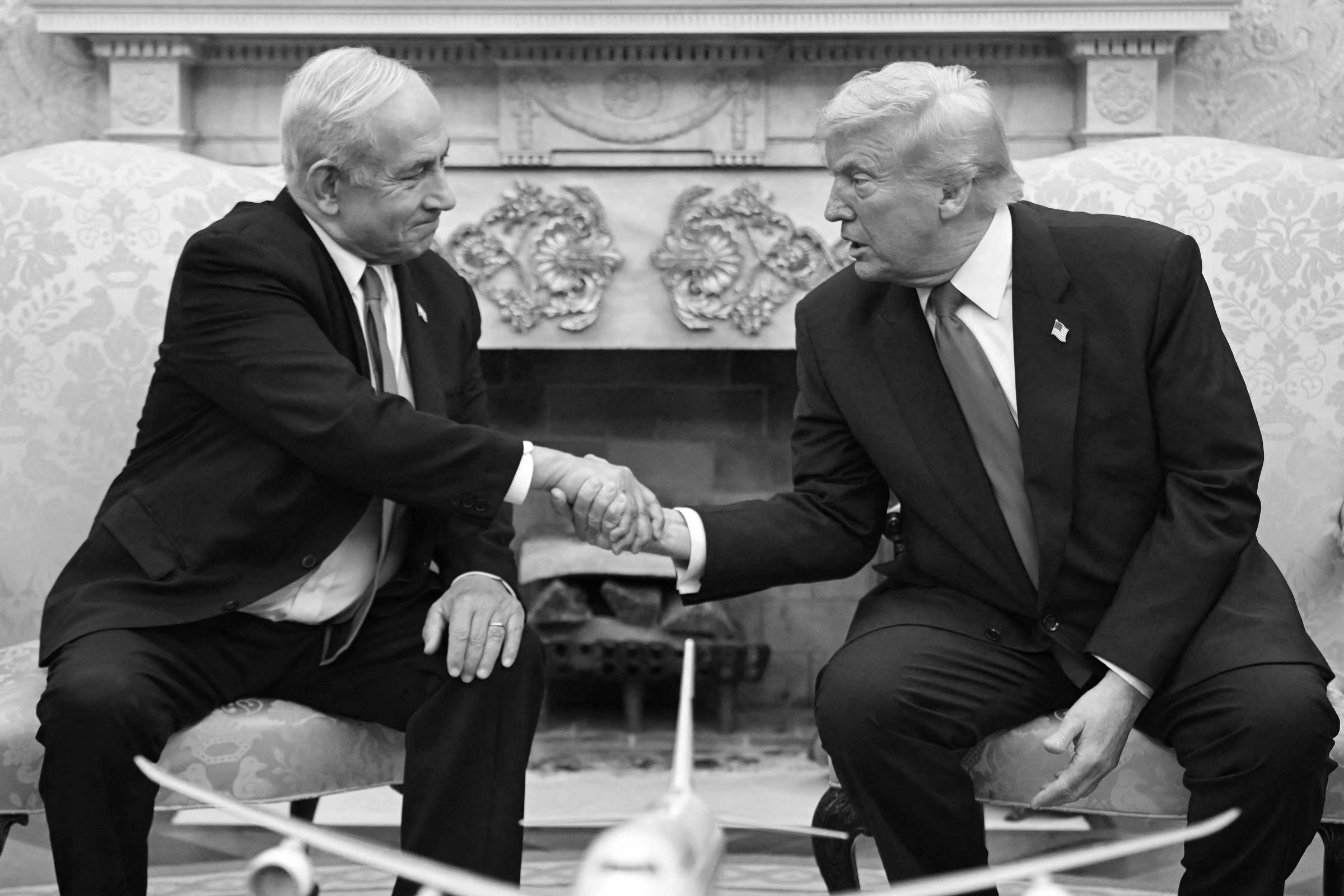 EUA e Israel exploram vantagens políticas após ataque ao Irã Binyamin Netanyahu, premiê de Israel, e Donald Trump, presidente dos EUA, em Washington (Foto: Saul Loeb - 7.abr.25/AFP)