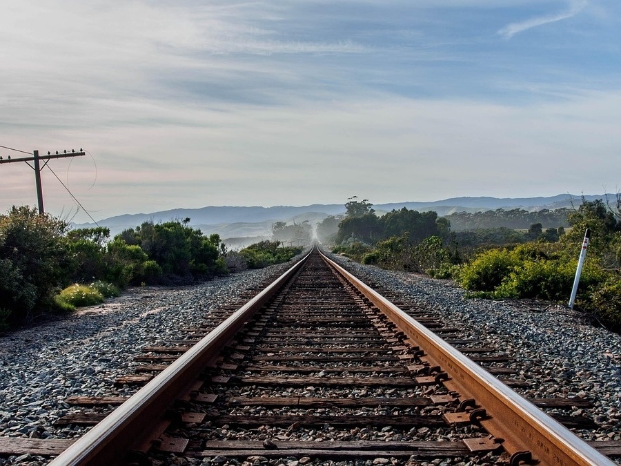 Governo anuncia criação de 6 novas linhas de trem em 3 regiões do Brasil Trilho de trem (Foto: Gil Fal / Pixabay)