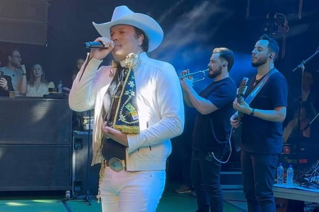 Padre Alessandro Campos fatura quase R$ 1 milhão com shows na Bahia Padre Alessandro Campos canta para uma multidão (Foto: Reprodução/redes sociais)