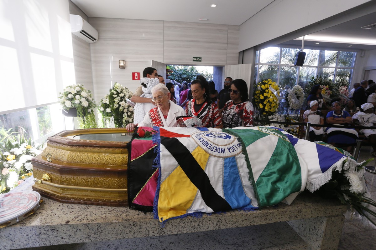 Integrantes do Cacique de Ramos junto ao caixão de Bira Presidente (Foto: Marcelo Theobald)