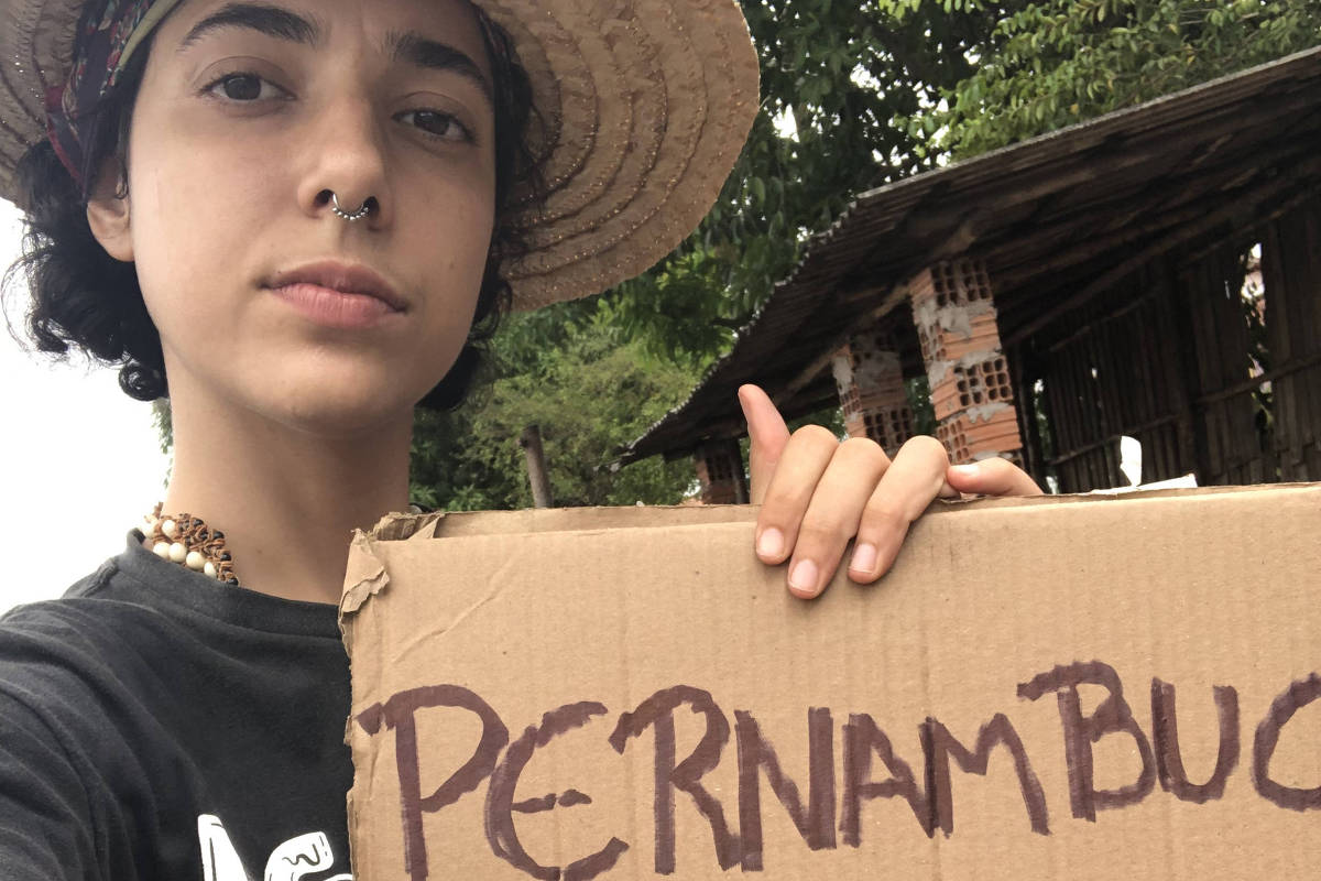 Viajar sozinha de carona: coragem e estratégia para encarar a estrada Beatriz Martins, viajante, conta como é viajar de carona sendo mulher e dá dicas de segurança (Foto: Acervo Pessoal)