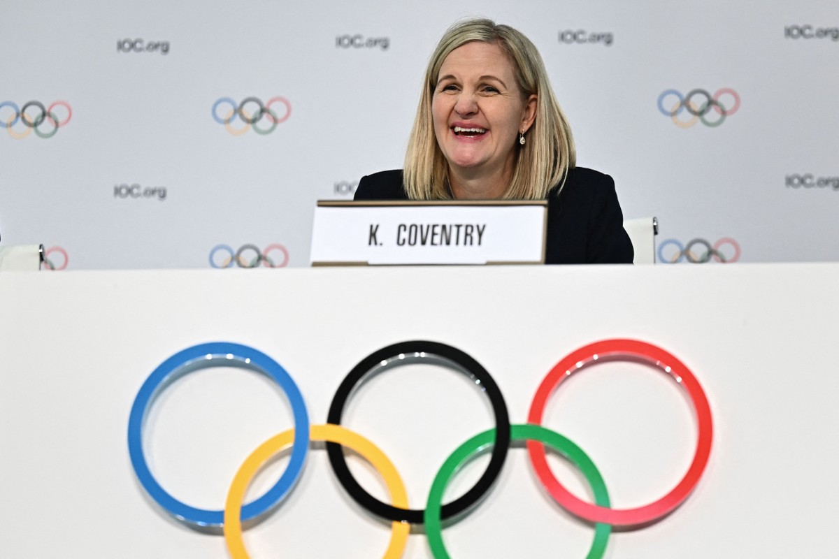 COI considera reintroduzir testes de gênero para atletas em nova gestão Kirsty Coventry, nova presidente do COI (Foto: Fabrice COFFRINI / AFP)