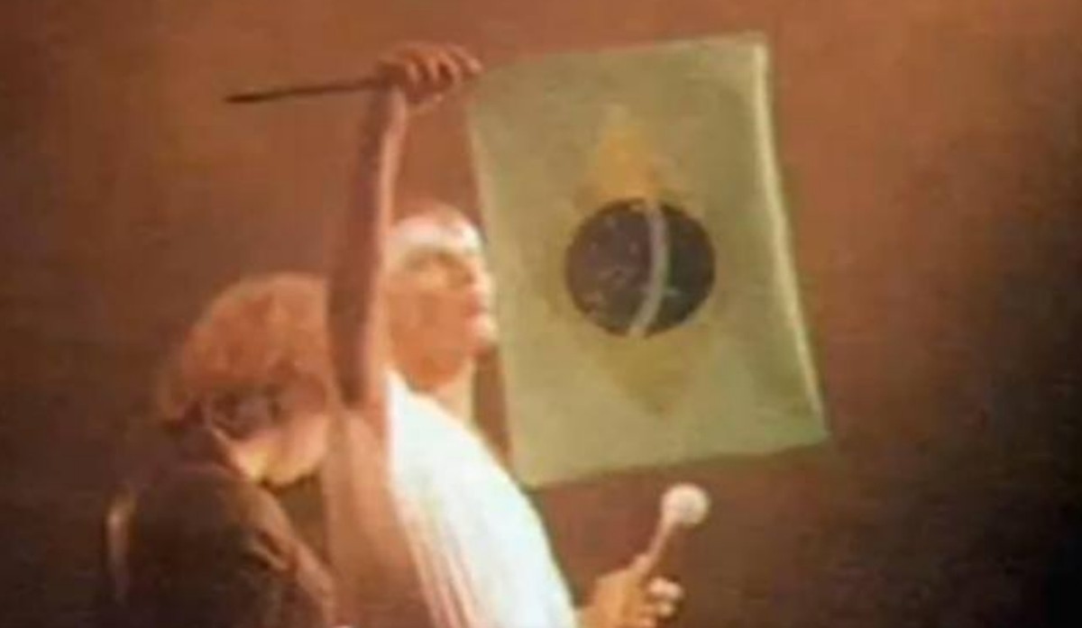 Cazuza revela motivos para cuspir na bandeira do Brasil durante show Cazuza cuspindo na bandeira do Brasil durante show em 1988 (Foto: Reprodução/Instagram)