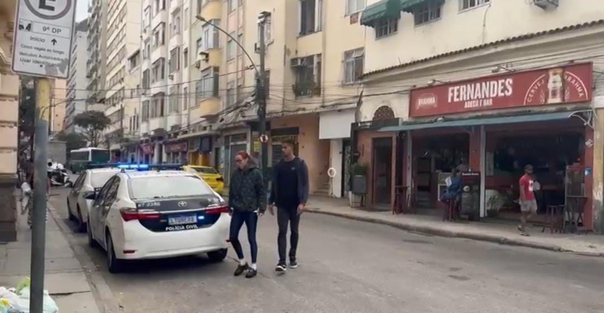 Menina se sente aliviada com prisão da tia que a manteve em cárcere privado Policial conduz tia acusada de maus-tratos a adolescente de 15 anos no Flamengo (Foto: Divulgação/Polícia Civil)