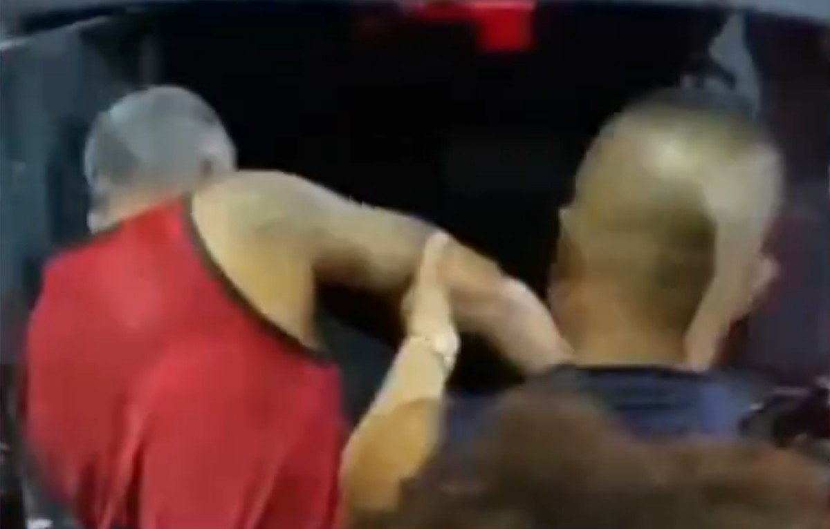 Homem é detido após esfaquear rival durante briga em bar de Campo Grande Suspeito sendo colocado na viatura da PM — Foto: TV Globo/Reprodução