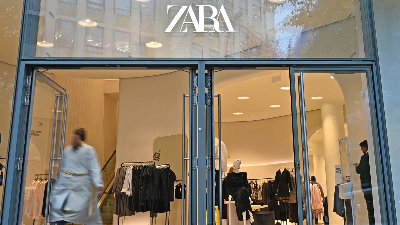 Zara busca inovação para se destacar no competitivo mercado de fast fashion Reposicionamento - Loja da rede em Londres: a ideia agora é atender também clientes em busca de luxo (Foto: John Keeble/Getty Images)