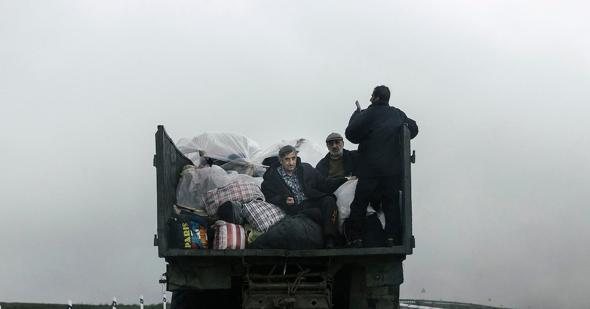 Caminhão com refugiados do Nagorno-Karabakh chega à Armênia, 25 de setembro de 2023. (Foto: anna Heitmann/The New York Times)