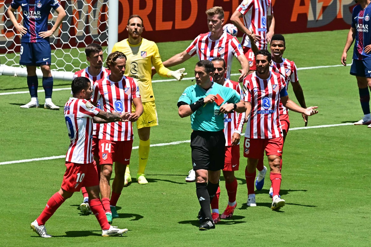 Atlético de Madrid pode perder cinco jogadores importantes contra o Botafogo Atlético de Madrid teve seis jogadores punidos com cartão na estreia no Mundial (Foto: Frederic J. Brown / AFP)