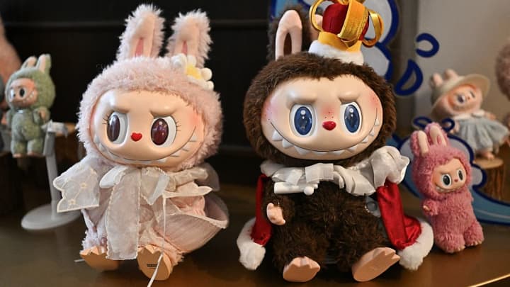 China critica vício em caixas-surpresa e Pop Mart enfrenta novos desafios no mercado Uma sala de exposição no parque temático da Pop Mart, Pop Land, em Pequim, em 18 de junho de 2025. (Foto: Pedro Pardo | Afp | Getty Images)