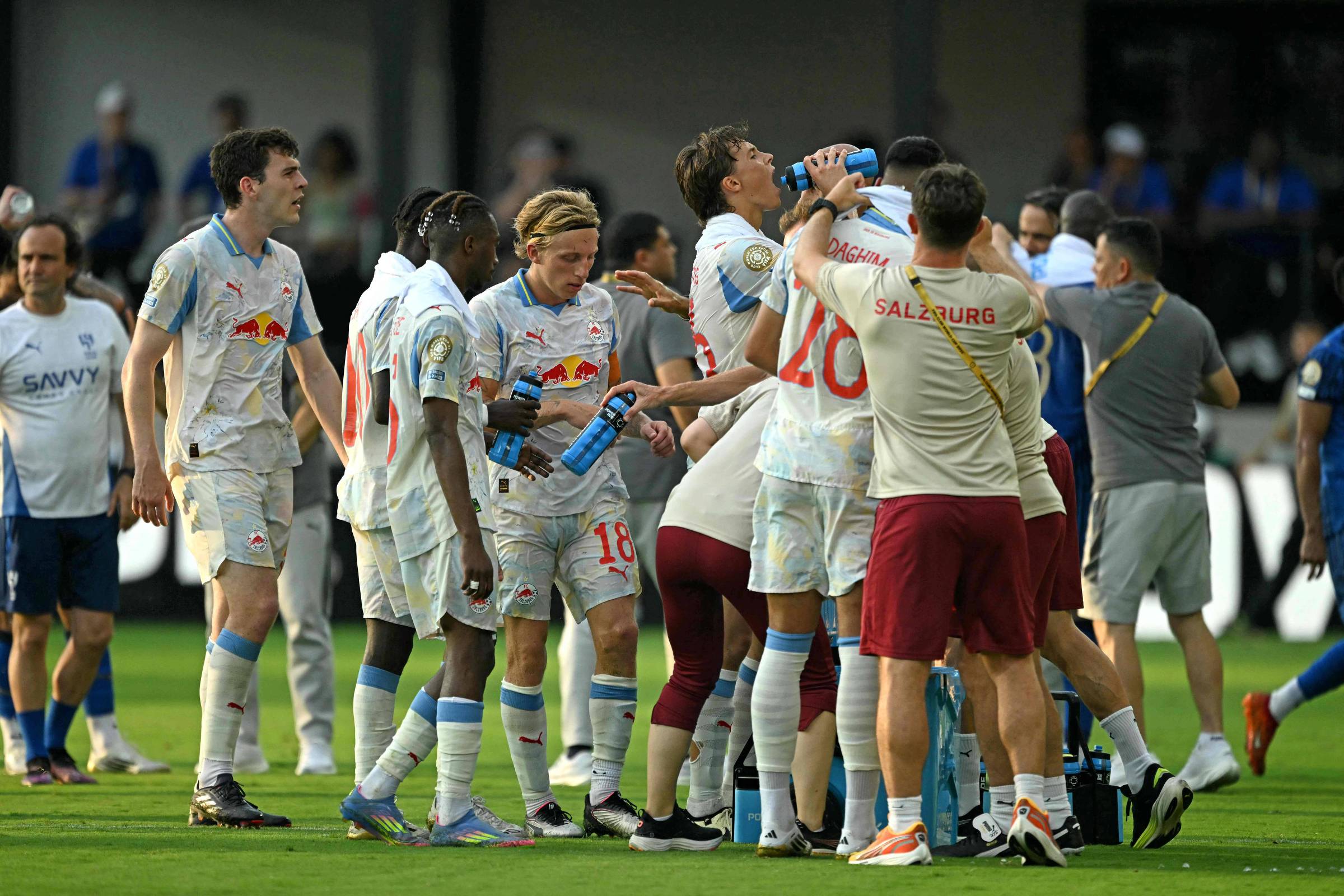 Calor extremo no Mundial de Clubes preocupa jogadores e torcedores em 2026 Jogadores do RB Salzburg se refrescam durante pausa na partida contra o Al Hilal no Audi Field, em Washington (Foto: Roberto Schmidt - 22.jun.2025 /AFP)