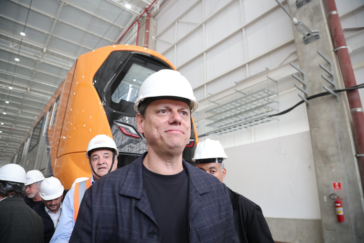 Tarcísio anuncia novas tarifas que prometem surpreender a população Governador de São Paulo, Tarcísio de Freitas, durante entrega do primeiro trem da Linha 6-Laranja do metrô (Foto: Divulgação)