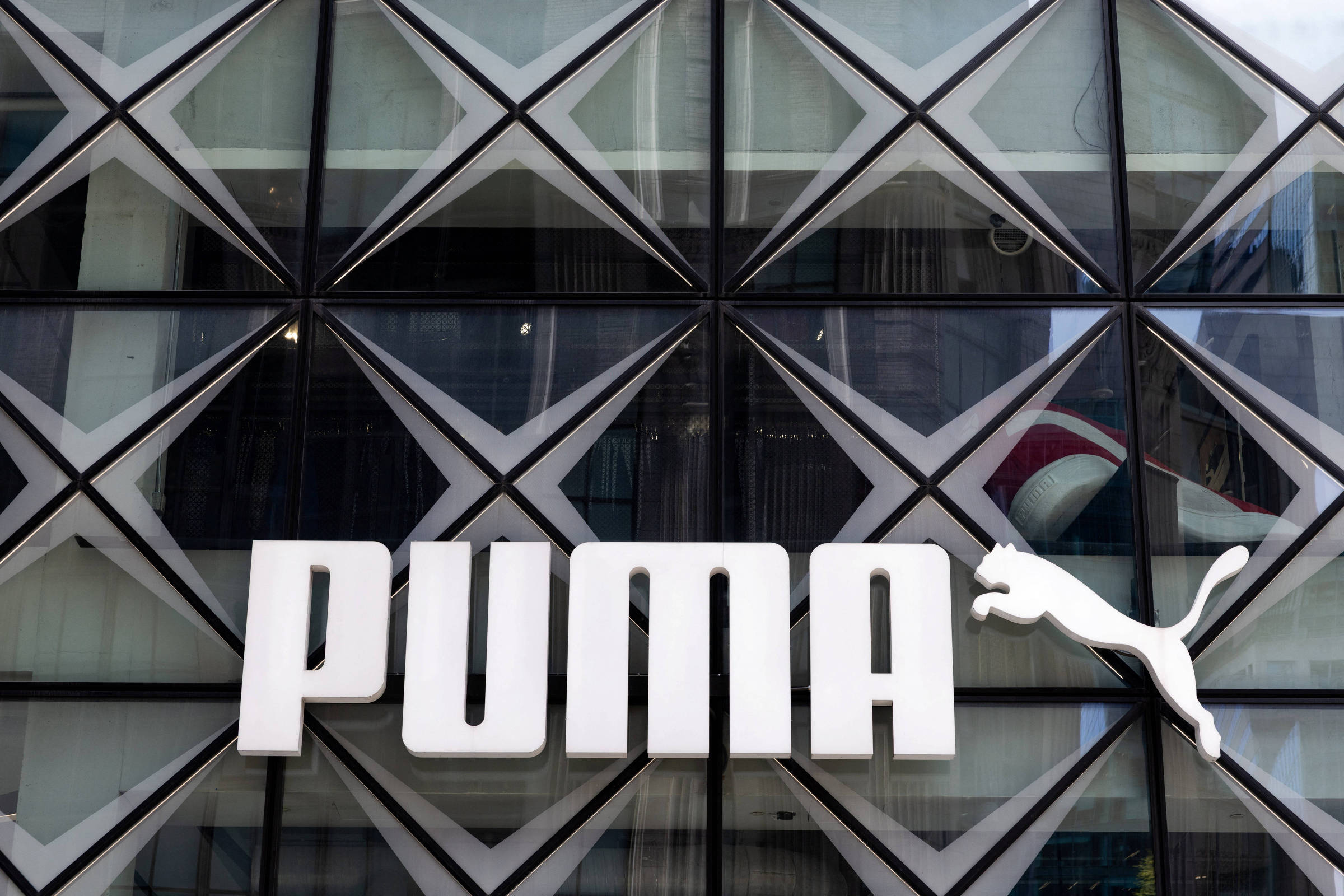 Puma ganha disputa judicial sobre marca inspirada em onda famosa com Pelé Logo da Puma em loja de Nova York, nos Estados Unidos (Foto: Kylie Cooper/Reuters)