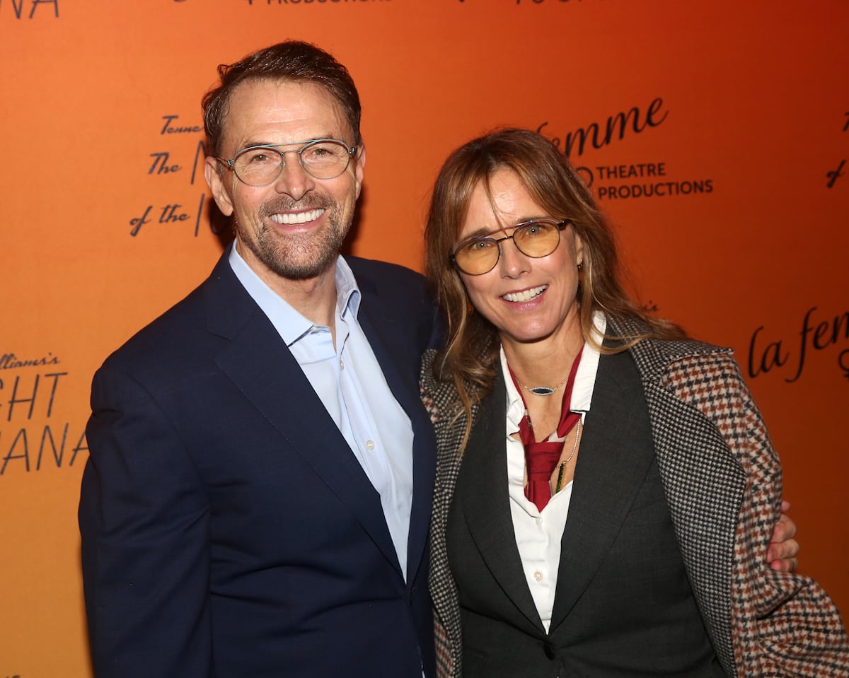 Téa Leoni e Tim Daly celebram casamento após romance em série de TV Tim Daly e Tea Leoni, em um estreia teatral em dezembro de 2023 em Nova York. (Foto: Bruce Glikas/Getty Images)