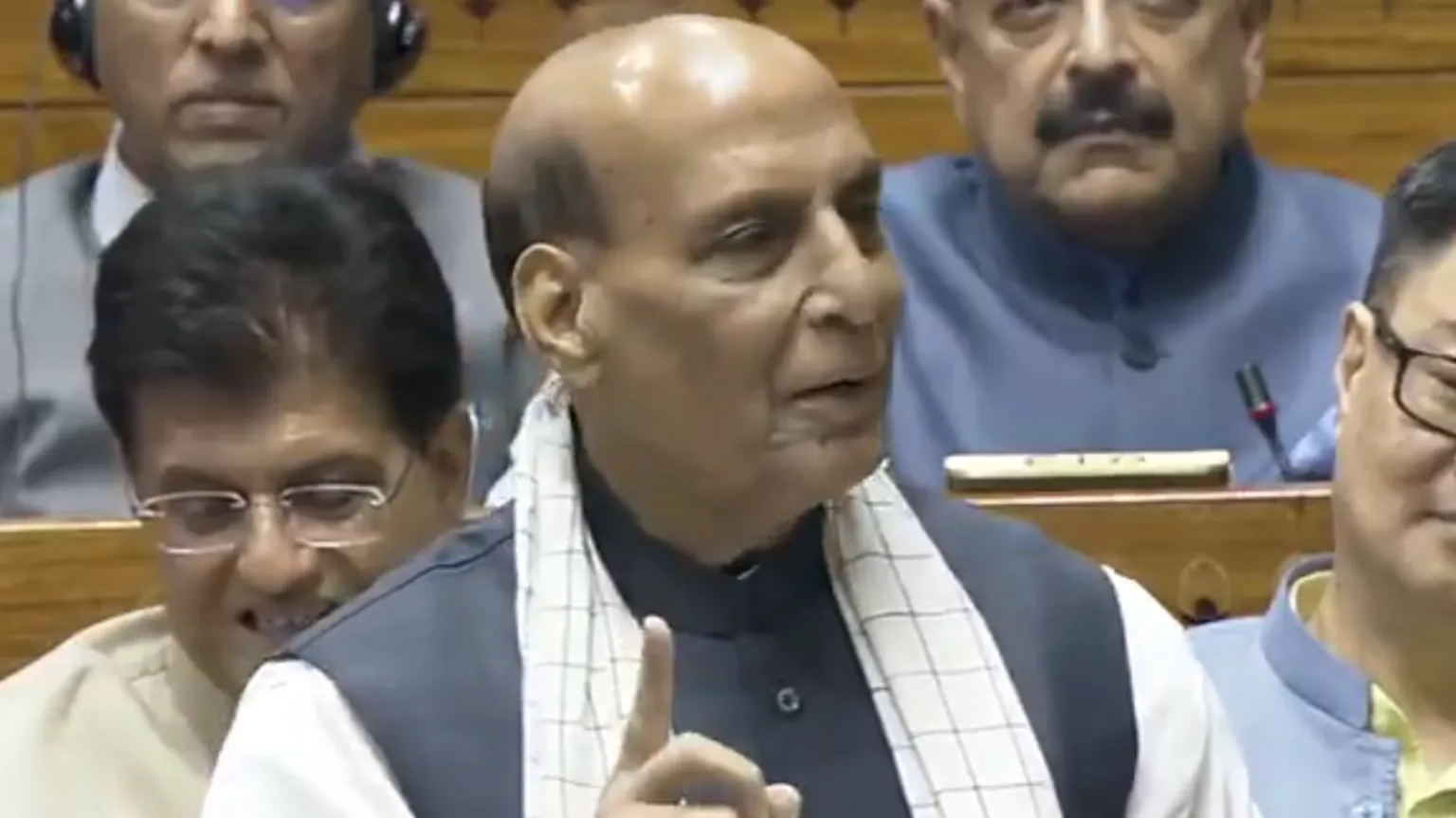 Índia afirma que não sofreu pressão para encerrar conflito com o Paquistão Ministro da Defesa, Rajnath Singh, fez os comentários durante discurso no parlamento indiano. (Foto: Sansad TV/ANI)