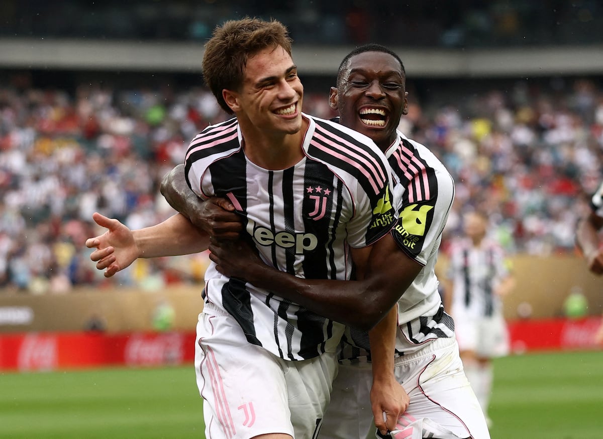 Kenan Yildiz (esquerda) celebra o terceiro gol da Juventus contra o Wydad Casablanca com Randal Kolo Muani. (Foto: Lee Smith/REUTERS)