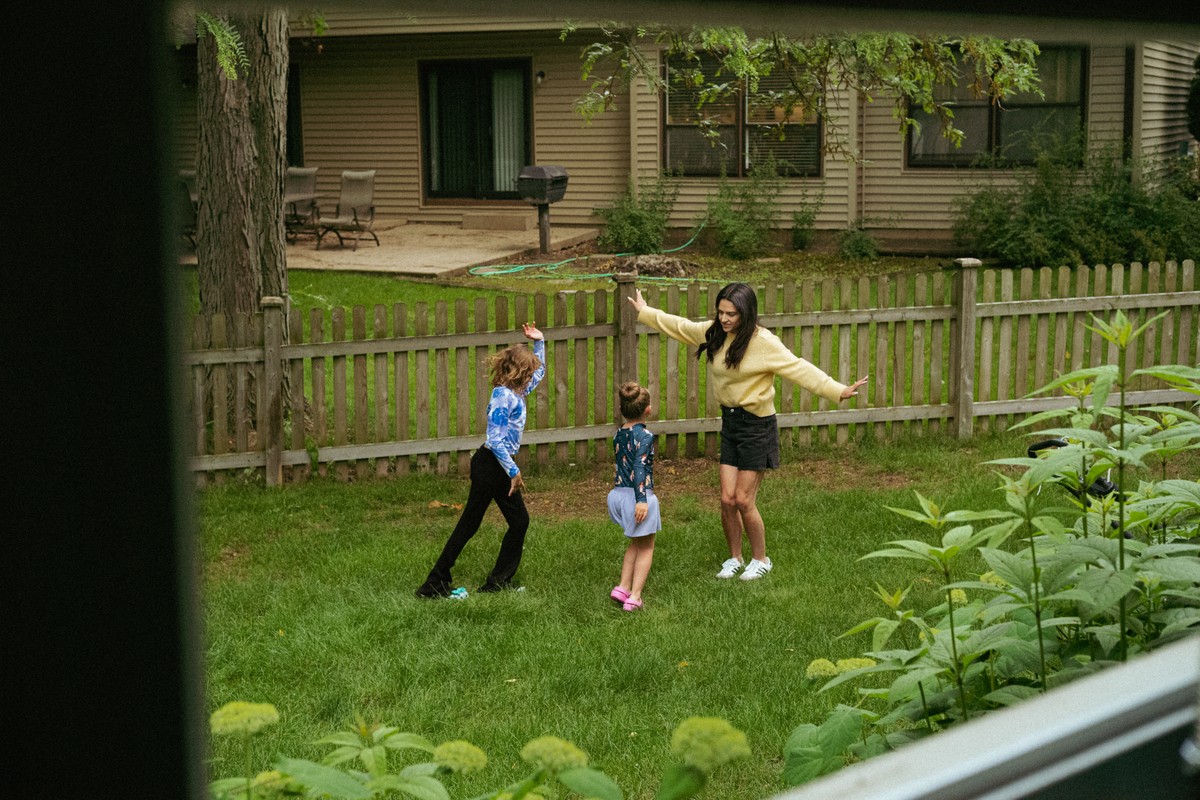 Amy Kane brinca com os filhos no jardim: relação renovada e 77 quilos a menos (Foto: Nolis Anderson/NYT)