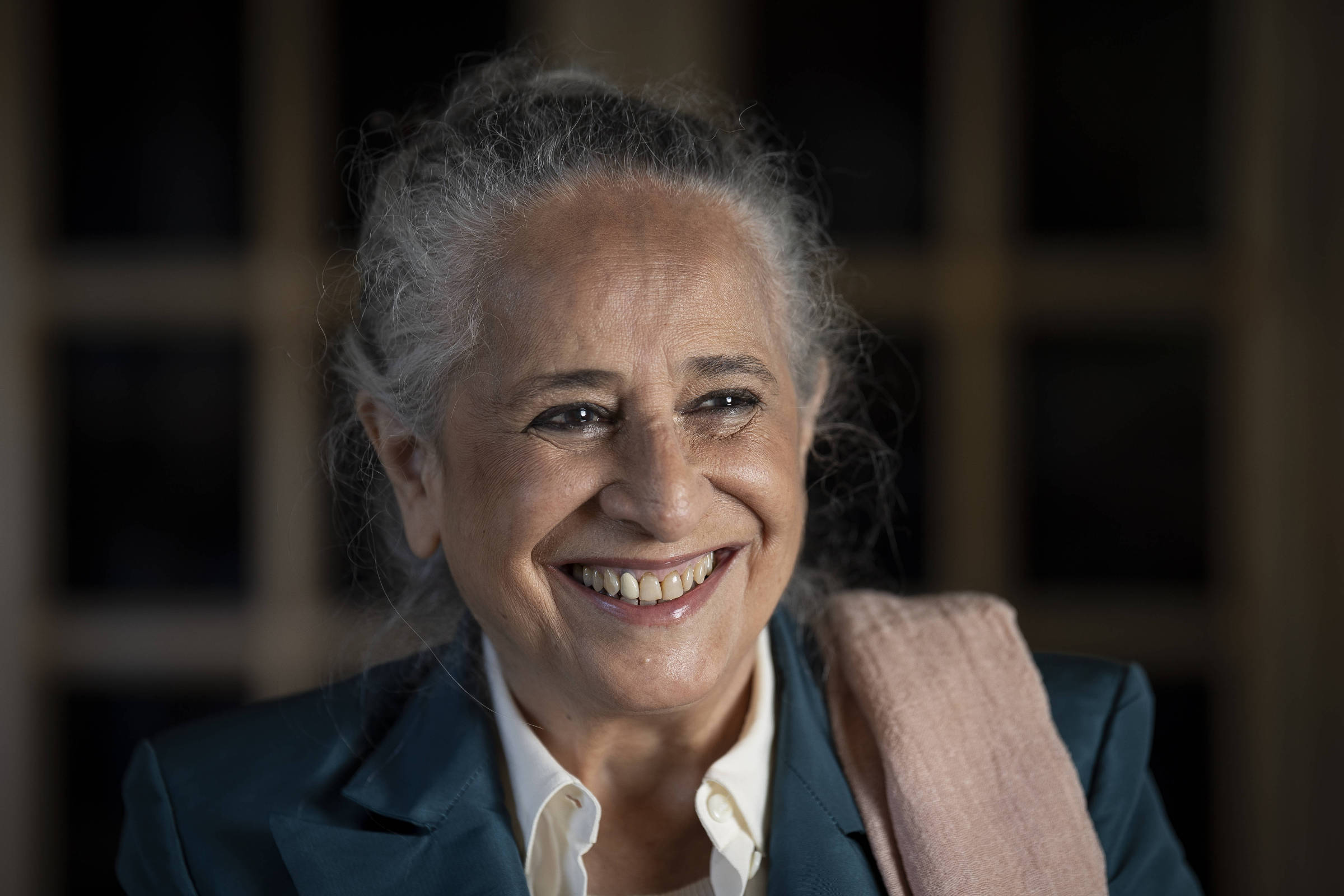Maria Bethânia celebra 60 anos de carreira e relembra momentos marcantes A cantora baiana, que completa 60 anos de carreira, durante conversa no Rio (Foto: Eduardo Anizelli/Folhapress)