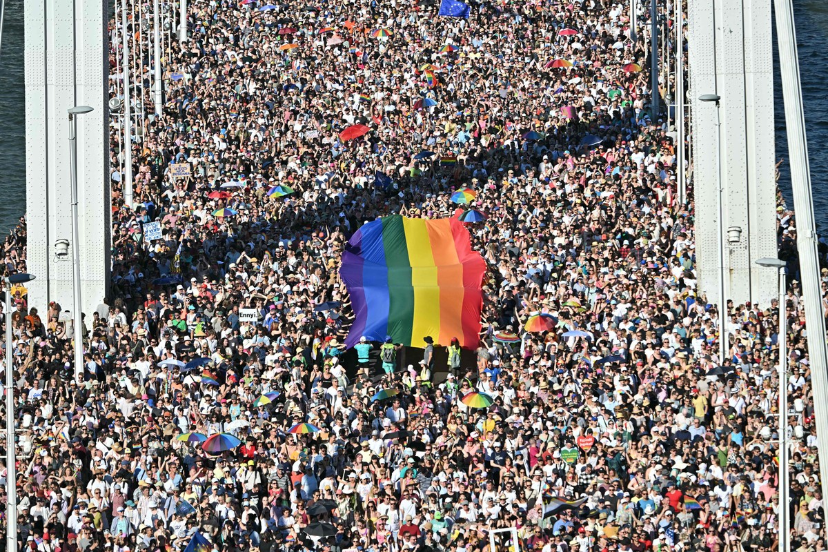 Milhares de húngaros se unem em Budapeste em apoio à comunidade LGBT+ Milhares de pessoas participam da Marcha do Orgulho, em Budapeste, a despeito da proibição do governo húngaro (Foto: AFP)