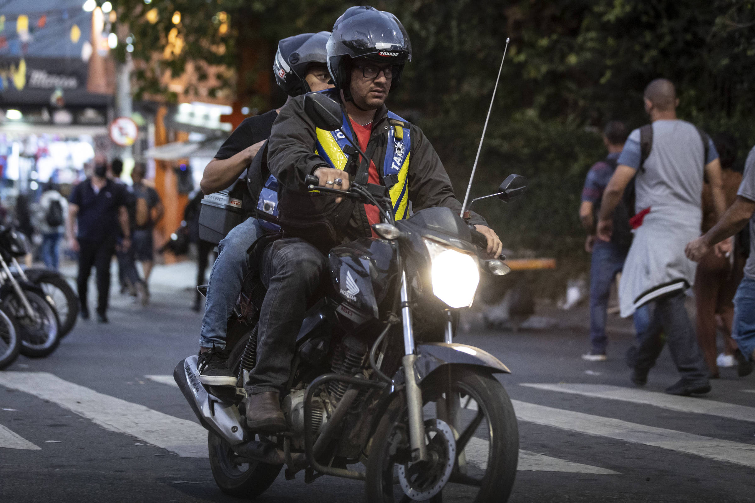 Tarcísio sanciona lei que permite a prefeituras proibir mototáxi em SP Mototáxi oferece corrida próximo ao terminal Grajaú, na zona sul de São Paulo (Foto: Bruno Santos - 4.jul.2022/Folhapress)