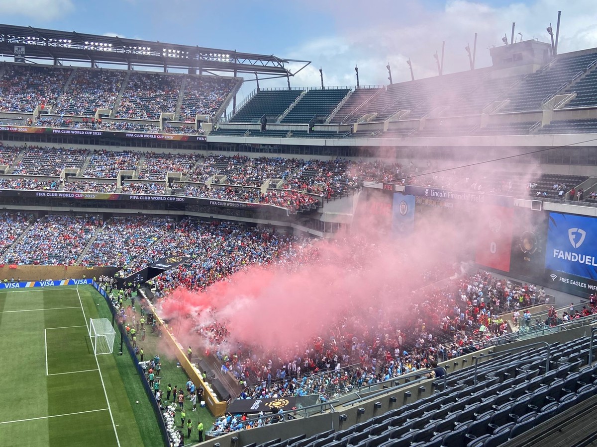 Fumaça na torcida do Wydad (Foto: Diogo Dantas)