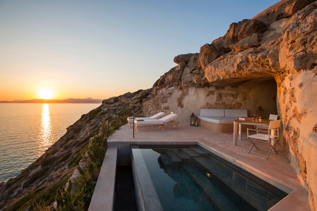 Verão em Mallorca promete noites inesquecíveis com festas e cultura vibrante Uma das habitaciones Centinela, excavada en la roca en un antiguo punto de defensa, del hotel Cap Rocat en Mallorca. (Foto: Stuart Pearce)